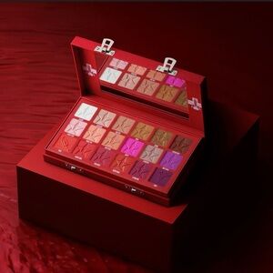 Vibrant Eyeshadow Palette with Red and Pink Shadows 🥰😍